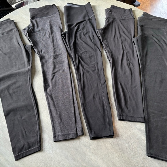 Five pairs of yoga pants - Picture 3 of 4